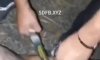 一男子反绑双手，被人用手锯锯下了阴茎和耳朵，并强迫他吃下1V